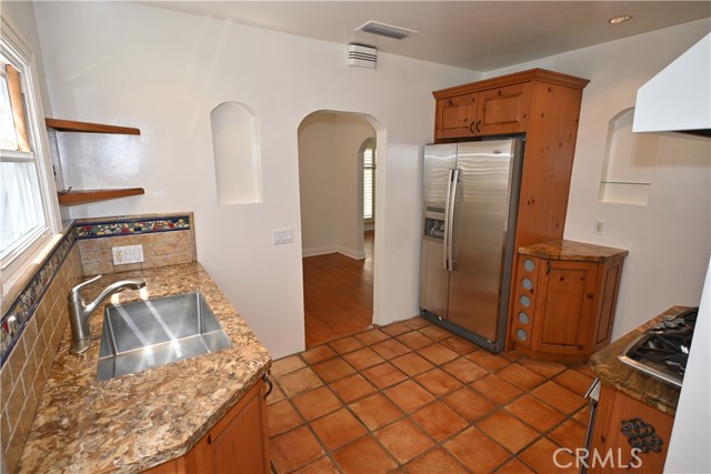 Detail Gallery Image 7 of 23 For 162 Glendora Ave., Long Beach,  CA 90803 - 2 Beds | 2 Baths