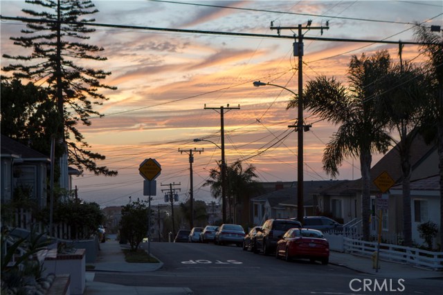 1014 10th Street, Hermosa Beach, California 90254, 3 Bedrooms Bedrooms, ,1 BathroomBathrooms,Residential,Sold,10th,SB17233667