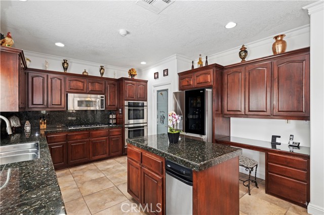 13985 Evergreen Lane, Victorville CA: https://media.crmls.org/medias/00805235-1a34-4370-8cde-4239d0099cca.jpg