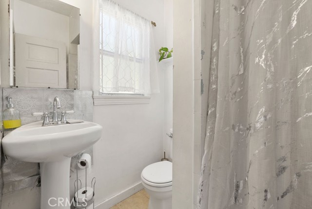 Detail Gallery Image 21 of 33 For 4716 S Van Ness, Los Angeles,  CA 90062 - 3 Beds | 1/1 Baths