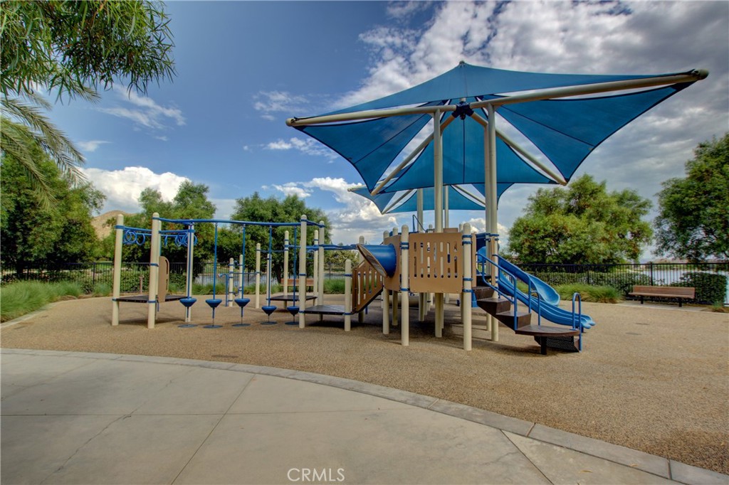 https://media.crmls.org/medias/008532cc-70a3-49af-9e5d-d903bebcc21b.jpg?preset=X-Large