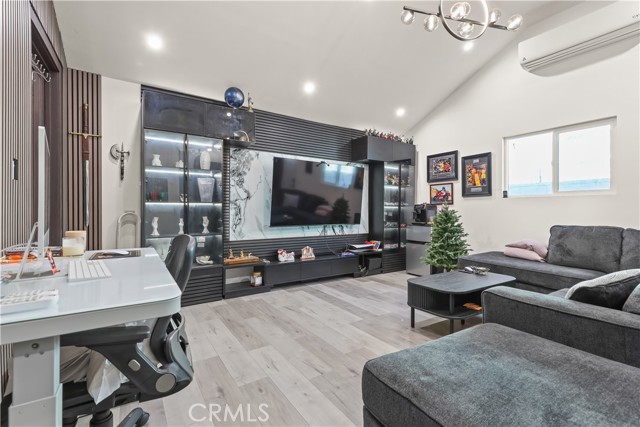 Detail Gallery Image 7 of 40 For 2240 N Parish, Burbank,  CA 91504 - 4 Beds | 2 Baths