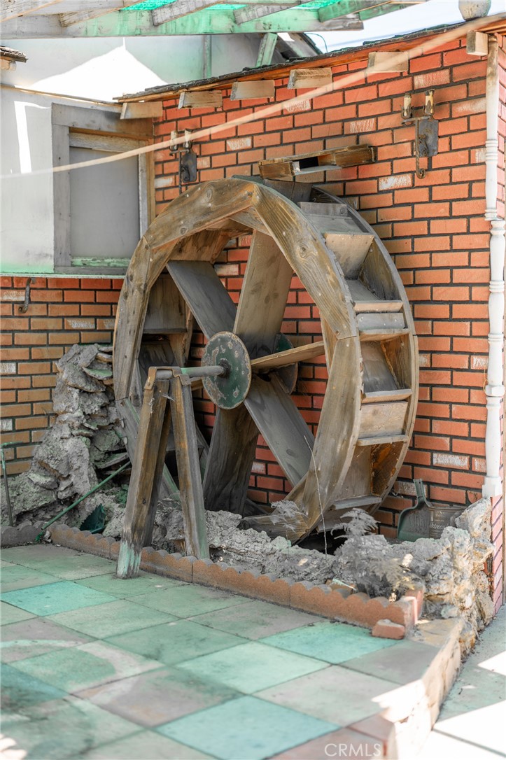 https://media.crmls.org/medias/0085ee82-49e2-4fd3-8869-34663e25de7b.jpg?preset=X-Large