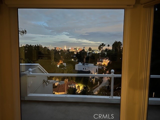 https://media.crmls.org/medias/008bd63d-1ce4-4805-83bd-f42946e8a21b.jpg?preset=X-Large