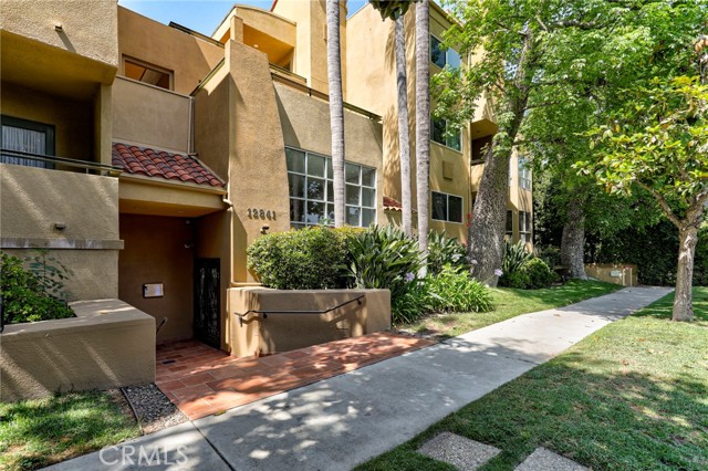 12841 Bloomfield Street, Studio City CA: https://media.crmls.org/medias/008e616d-948a-4b04-9bac-bac5bea7da9c.jpg