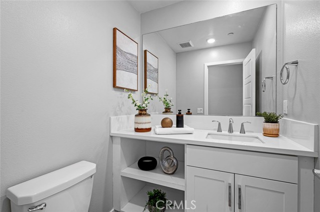 Detail Gallery Image 18 of 39 For 215 Waypoint, Tustin,  CA 92782 - 4 Beds | 3/1 Baths