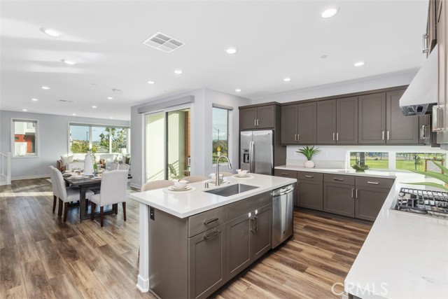 Detail Gallery Image 8 of 40 For 430 Transport, Tustin,  CA 92782 - 4 Beds | 3/1 Baths