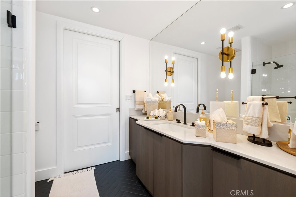 0094280e E3de 4bee B070 Aac31099cd99