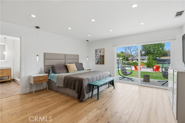 Detail Gallery Image 13 of 36 For 22637 Erwin St, Woodland Hills,  CA 91367 - 6 Beds | 5/1 Baths