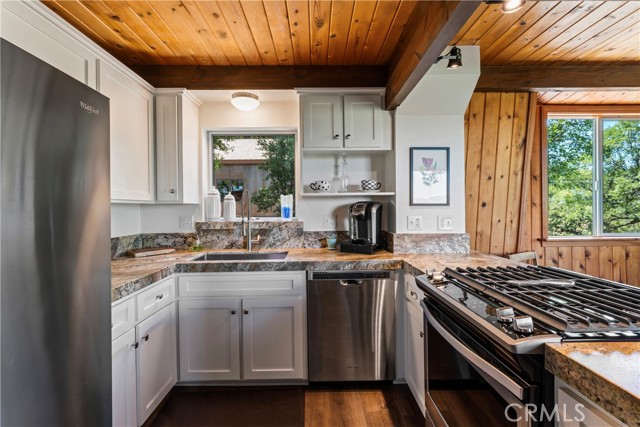 Detail Gallery Image 14 of 37 For 1555 Moon Dr, Lake Arrowhead,  CA 92352 - 2 Beds | 2 Baths