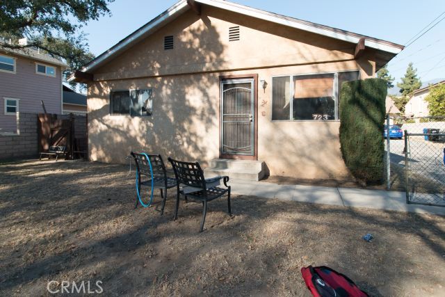 Welcome to 723 Montana Street! The front unit is a spacious 3 bedroom, 2 bathroom unit!