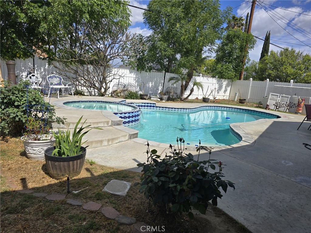 https://media.crmls.org/medias/0096c937-c2a2-43db-ab1f-179aea0eabba.jpg?preset=X-Large