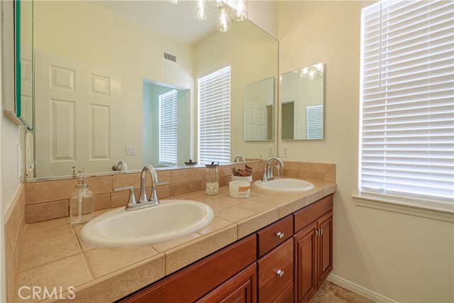 22 Modesto, Irvine CA: https://media.crmls.org/medias/00980800-f90e-4648-8a8e-98da1b11abd6.jpg