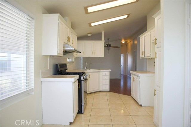 Detail Gallery Image 3 of 24 For 323 N Euclid St, Sp 65 #65,  Santa Ana,  CA 92703 - 4 Beds | 2 Baths