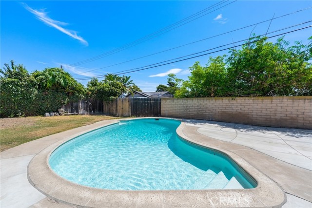 Detail Gallery Image 2 of 32 For 14032 Woodlawn Ave, Tustin,  CA 92780 - 4 Beds | 2 Baths