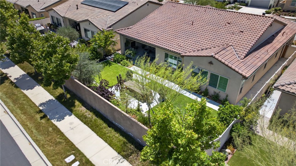 https://media.crmls.org/medias/009c85d8-e479-44ee-95ba-07769c580dc6.jpg?preset=X-Large