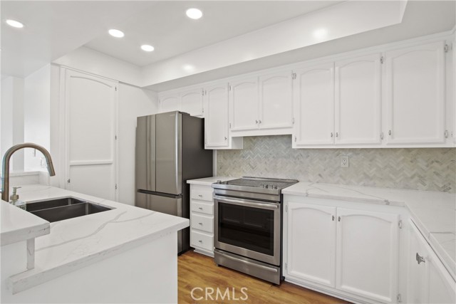 33 4th Street, Hermosa Beach CA: https://media.crmls.org/medias/009ee656-1f8e-40ff-b747-fa5c69eadbb3.jpg