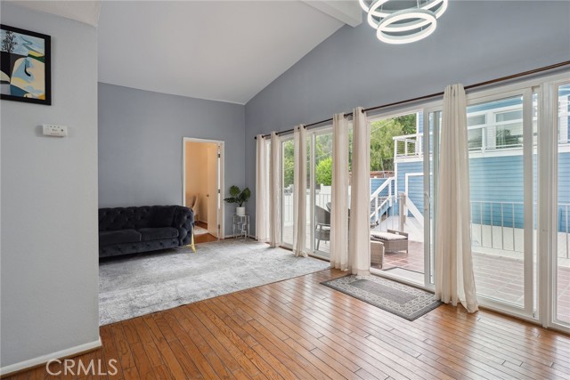 5254 Don Pio Drive, Woodland Hills CA: https://media.crmls.org/medias/009f241c-7825-4ea2-9789-8a54c1dc44ce.jpg