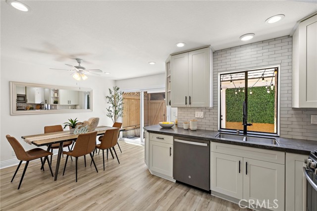 4 Riptide Court, Newport Beach CA: https://media.crmls.org/medias/00a3d63c-c3b7-4bcd-8cbf-158c85c13c66.jpg