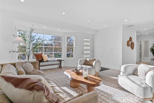 Detail Gallery Image 9 of 65 For 8372 Outland View Dr, Sun Valley,  CA 91352 - 3 Beds | 2/1 Baths