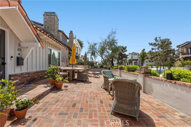 304 Larkspur Avenue, Corona del Mar CA: https://media.crmls.org/medias/00a6b0cc-db1e-40db-953d-d2aa9475e5aa.jpg