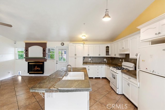 Detail Gallery Image 17 of 53 For 2701 W Windhaven Dr, Rialto,  CA 92377 - 4 Beds | 2 Baths