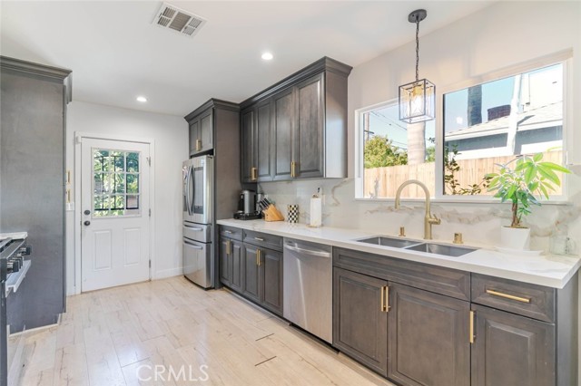 Detail Gallery Image 12 of 34 For 6659 Shirley Ave, Reseda,  CA 91335 - 3 Beds | 2 Baths