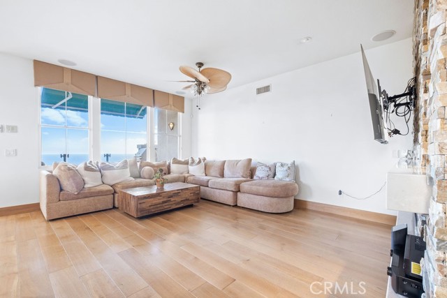 5 Sea View Lane, Newport Coast CA: https://media.crmls.org/medias/00b10ecb-7567-465a-846c-16b85e19c072.jpg