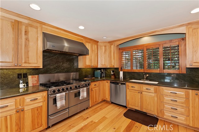 Detail Gallery Image 14 of 60 For 27276 Grizzly Ln, Lake Arrowhead,  CA 92352 - 4 Beds | 2 Baths