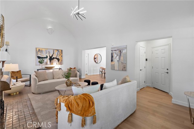 336 N Crescent Heights Boulevard, Los Angeles CA: https://media.crmls.org/medias/00b1c1cf-20eb-4c59-afe7-0cad8817f22f.jpg