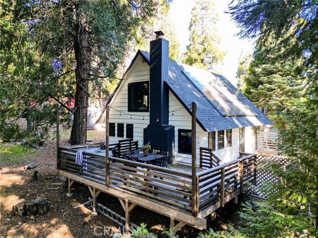 Detail Gallery Image 2 of 30 For 252 Crest Cir, Lake Arrowhead,  CA 92352 - 3 Beds | 2 Baths