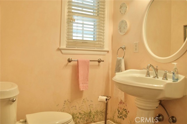 2024 N Kenwood Street, Burbank CA: https://media.crmls.org/medias/00b34022-ddd2-488c-b998-b1c421568278.jpg