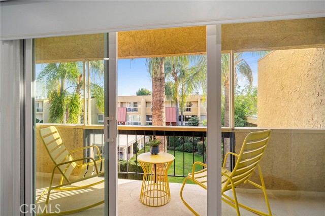 Detail Gallery Image 16 of 31 For 5435 Yarmouth #7,  Encino,  CA 91316 - 2 Beds | 2/1 Baths