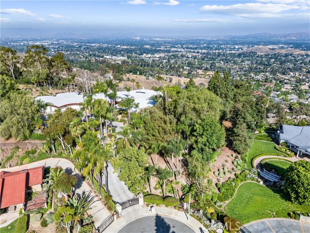2360 Boulder Bluffs Court, Riverside CA: https://media.crmls.org/medias/00b4dcb8-ce1e-49e0-9242-f185702906f3.jpg