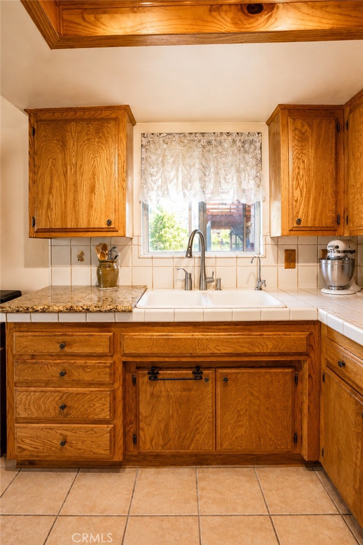 https://media.crmls.org/medias/00b52ce0-45c8-4149-a99b-8848f2234960.jpg?preset=X-Large