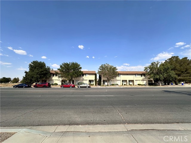 12745 Navajo Rd, Apple Valley, CA 92308