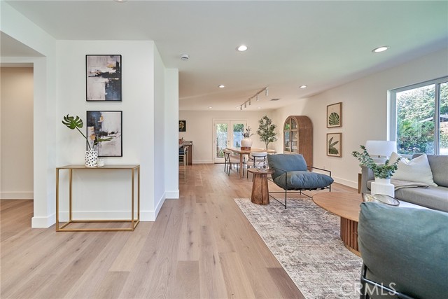 Detail Gallery Image 4 of 74 For 9604 Swinton, North Hills,  CA 91343 - 4 Beds | 3 Baths