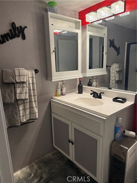 Detail Gallery Image 15 of 18 For 13412 Fox Point Rd, Victorville,  CA 92392 - 4 Beds | 3 Baths