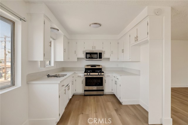 11726 Freeman Avenue, Hawthorne CA: https://media.crmls.org/medias/00bbdc40-81ed-485e-8ed6-8121b144c8f4.jpg