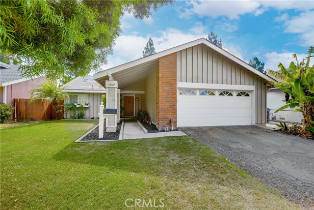 3209 S Center Street, Santa Ana CA: https://media.crmls.org/medias/00be74a7-8a8e-483f-918f-8f5809aa47fe.jpg