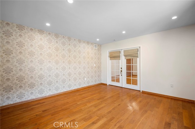 2225 East Glenoaks Boulevard photo 17