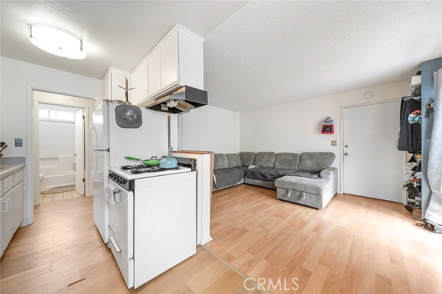 905 Gardenia Avenue, Long Beach CA: https://media.crmls.org/medias/00c22270-b339-4005-99eb-ce3b887c5190.jpg
