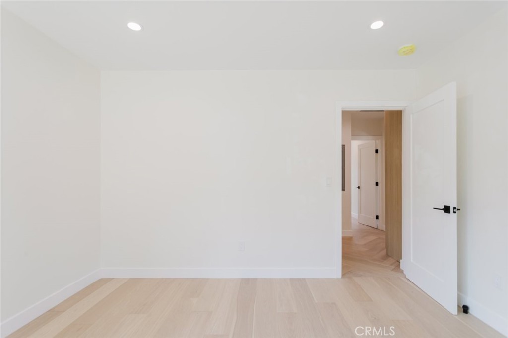 https://media.crmls.org/medias/00c3f33a-1791-4ec1-a396-8e3d9ab0542e.jpg?preset=X-Large