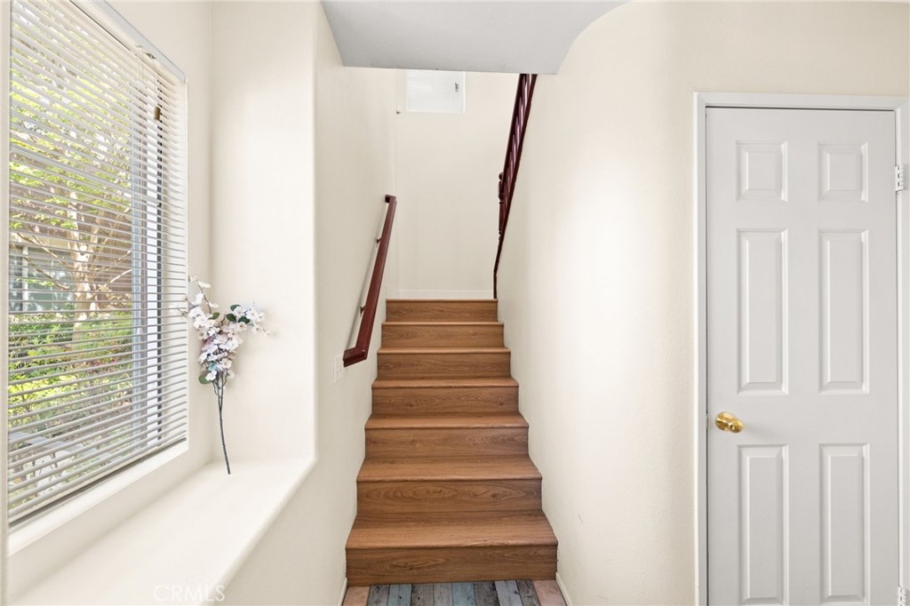 MLS #OC25136647 img 3