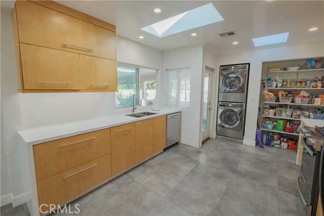 Detail Gallery Image 8 of 49 For 6641 Gerald Ave, Van Nuys,  CA 91406 - 4 Beds | 2 Baths