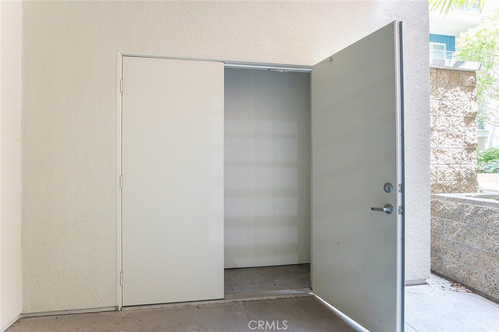 https://media.crmls.org/medias/00cadebc-171c-47e6-9503-0130d4f7191e.jpg?preset=X-Large