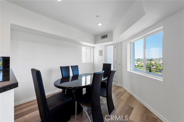 5220 Medina Road, Woodland Hills CA: https://media.crmls.org/medias/00cc56a8-12e9-4bea-be7f-00ad7bcbeb06.jpg