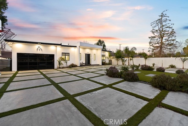23143 Leonora Drive, Woodland Hills CA: https://media.crmls.org/medias/00ce46a9-15af-43a3-9ec2-e4362570ac2b.jpg