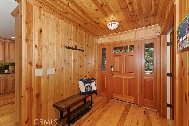 Detail Gallery Image 4 of 60 For 27276 Grizzly Ln, Lake Arrowhead,  CA 92352 - 4 Beds | 2 Baths