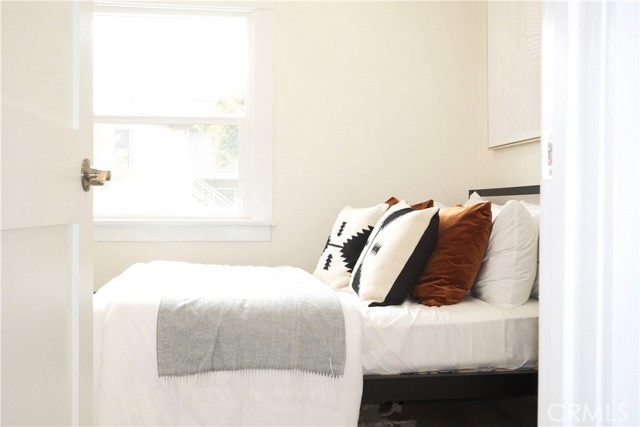 3222 E 10th Street, Long Beach CA: https://media.crmls.org/medias/00cee6aa-7d8d-43bf-a18b-c0c3b83486e8.jpg